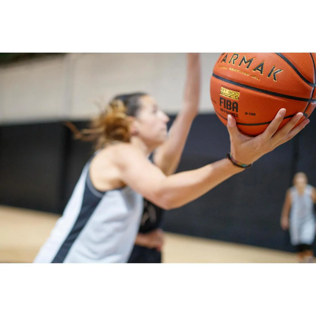 Ballon de basket BT900 de taille 6, homologué FIBA pour fille, garçon et femme - Image 6