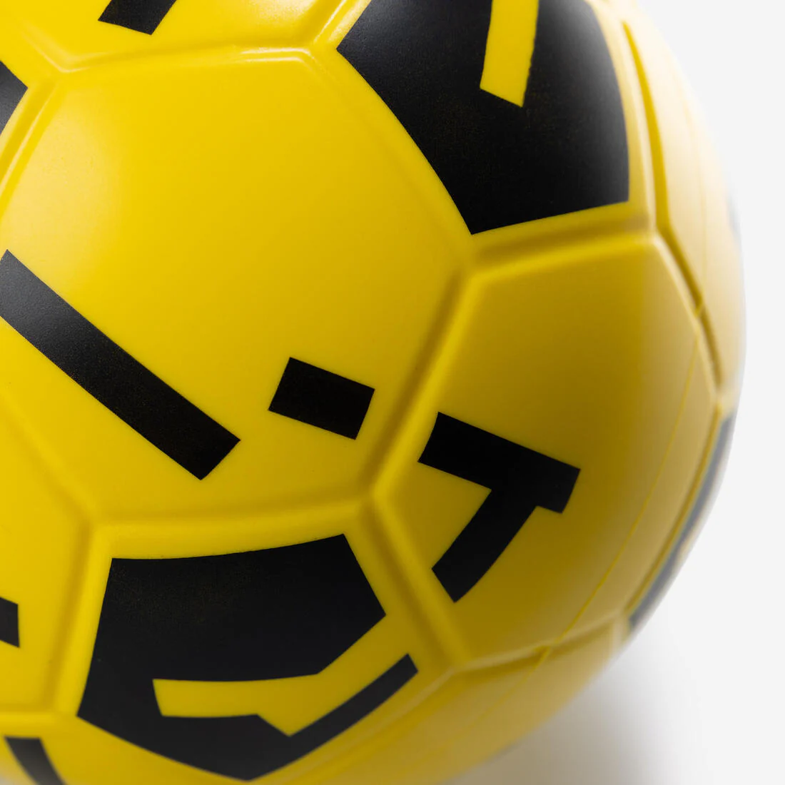 Ballon de football en mousse ballground 500 t4 jaune et noir - Image 2