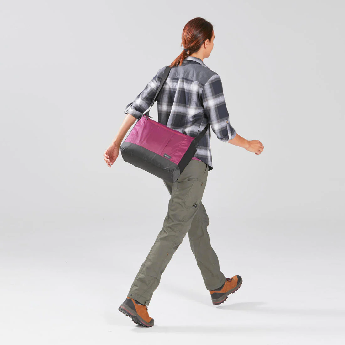 Besace compacte de trek voyage TRAVEL 15L noire - Image 11
