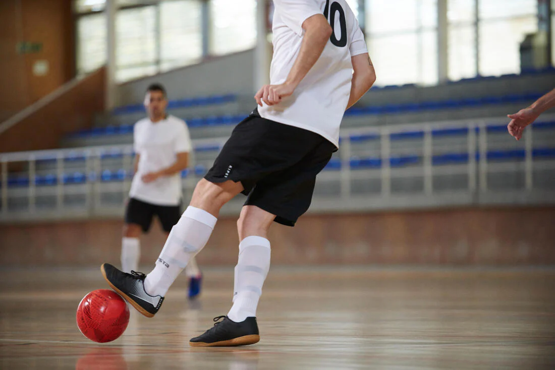Chaussures de Futsal adulte 100 noir - Image 9