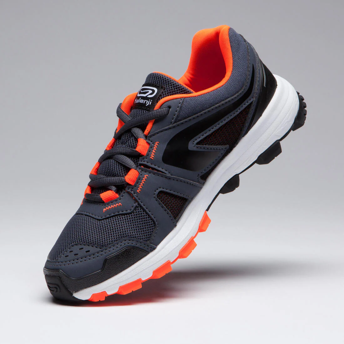 CHAUSSURES RUNNING & ATHLÉTISME ENFANT KIPRUN GRIP GRISES ET NOIRES ORANGES FLUO - Image 5