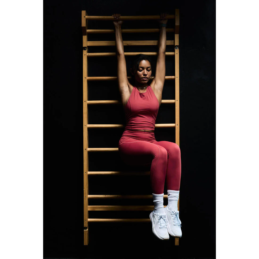 Débardeur de sport court galbant femme foncé - Image 13