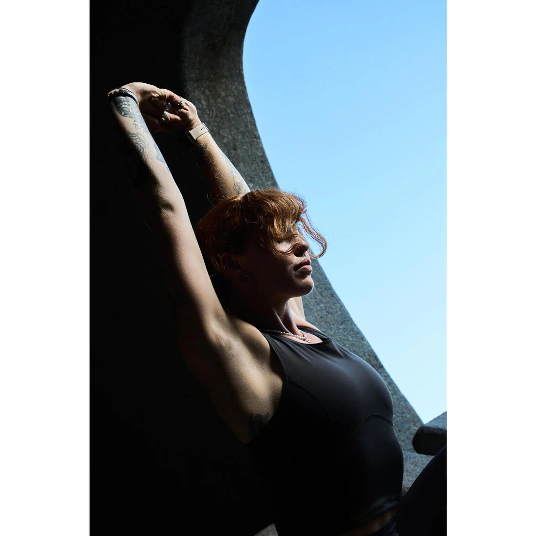 Débardeur de sport court galbant femme foncé - Image 17