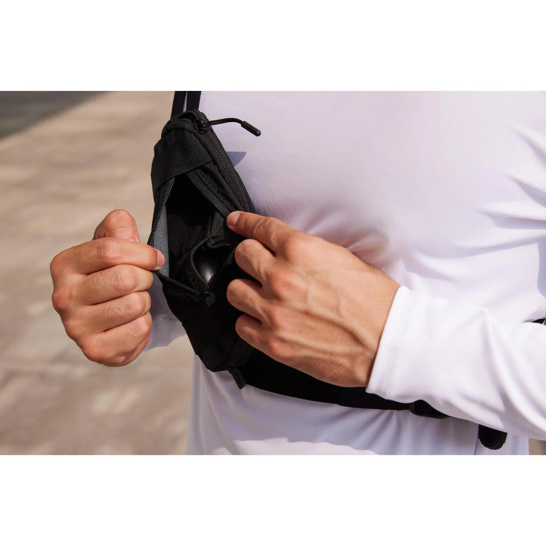 Sac running 2 positions Homme Femme- KIPRUN  0,5 L noir - Image 10