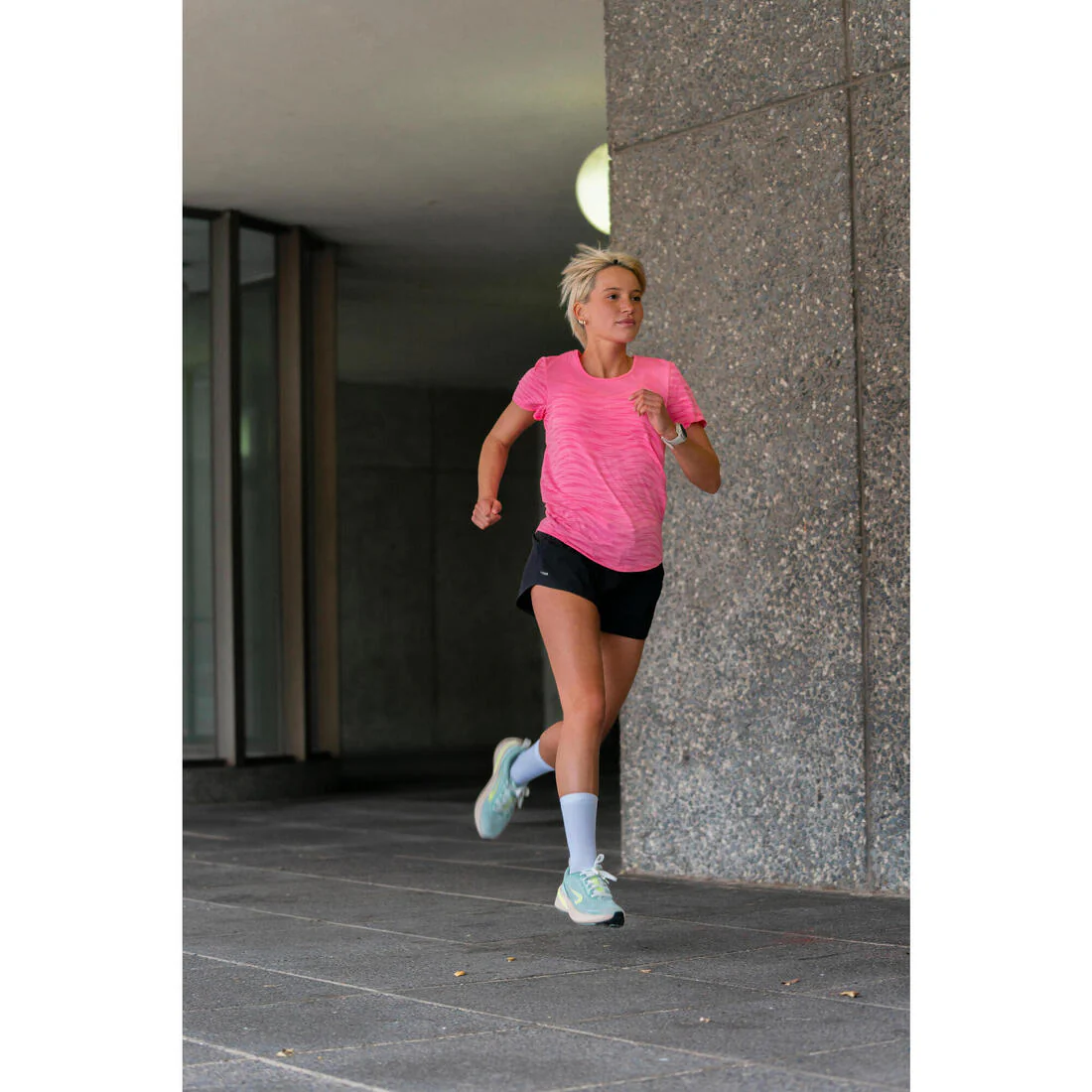 T-shirt running & trail sans couture femme - kiprun run 500 confort - Image 11
