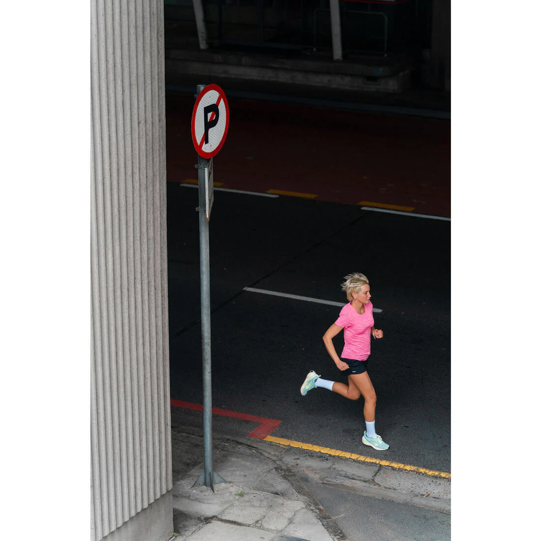 T-shirt running & trail sans couture femme - kiprun run 500 confort - Image 12