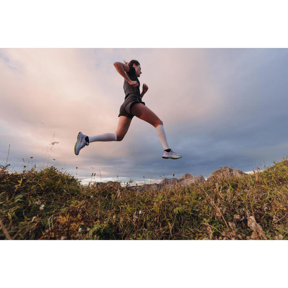 T-shirt running & trail sans couture femme - kiprun run 500 confort slim - Image 32